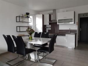 - une cuisine et une salle à manger avec une table et des chaises dans l'établissement Apartma Javoršček, à Bovec