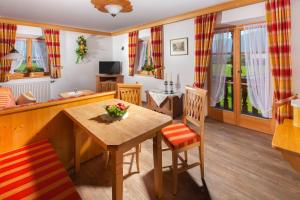 a living room with a wooden table and chairs at Ferienwohnung Rennerlehen in Schönau am Königssee