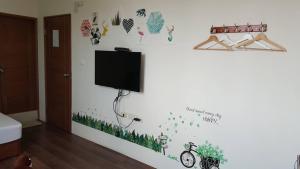 TV a/nebo společenská místnost v ubytování Shimmer B&B