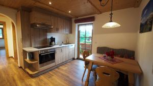eine Küche mit einem Tisch und einem Esszimmer in der Unterkunft Ferienwohnung Rennerlehen in Schönau am Königssee