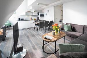 a living room with a couch and a table at Haus Insulaner Tolle 7 in Norderney