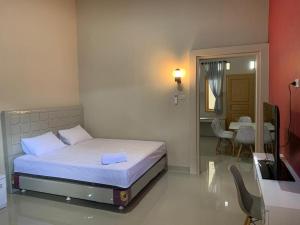 A bed or beds in a room at RedDoorz Syariah near Hajimena Lampung