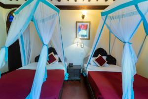 Letto o letti in una camera di Dhow Palace Hotel