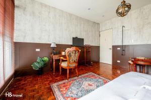 1 dormitorio con escritorio, 1 cama y 1 mesa en 艾酣眠Netrelax, en Tainan