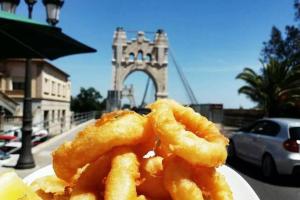 a plate of fried onion rings on a street at Salicornia terrassa in Amposta