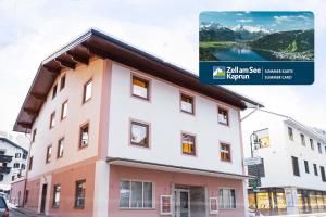 budynek przed jeziorem i górami w obiekcie Seilergasse Apartments by we rent, SUMMERCARD INCLUDED w mieście Zell am See