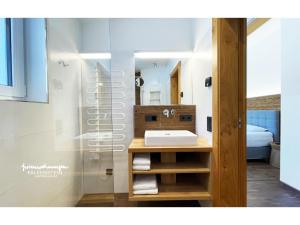 een badkamer met een wastafel en een spiegel bij Ferienwohnungen Falkenstein Hinterglemm in Saalbach Hinterglemm