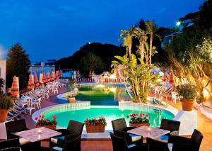 un resort con piscina di notte di Hotel Casa Di Meglio a Ischia