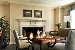 ein Wohnzimmer mit Kamin und Couchtisch in der Unterkunft The Exeter Inn in Exeter