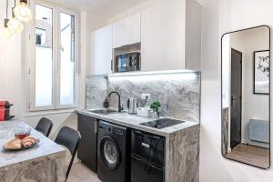 eine Küche mit einer Spüle und einer Waschmaschine in der Unterkunft The Design Shelter - Duke Housing in Vitry-sur-Seine