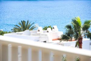 a view of the ocean from the balcony of a resort at Aparthotel Niu d´Aus in Portopetro