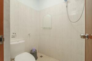 y baño con aseo y ducha. en KoolKost Syariah near Kampus Utama Universitas Budi Luhur, en Yakarta
