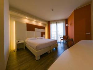 una camera d'albergo con letto e finestra di Hotel Sirio - Sure Hotel Collection by Best Western a Medolago