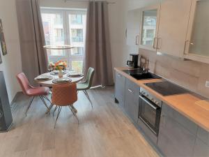 Kuchyň nebo kuchyňský kout v ubytování Apartment Ankerhuus, Am Alten Deich 6, Whg 1 18