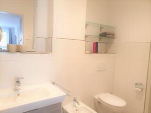 Koupelna v ubytování Apartment Ankerhuus, Am Alten Deich 6, Whg 1 18 + 32 fotografií