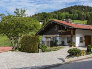ein Haus mit einer steinernen Einfahrt davor in der Unterkunft Haus Christl in Berchtesgaden