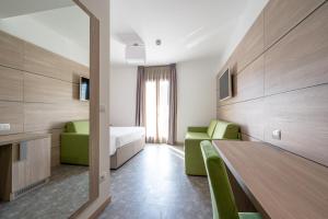 TV a/nebo společenská místnost v ubytování HOTEL TRILAGO