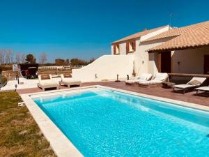 Bazen u ili blizu objekta Mas Lou Caloun - Chambre d'Hôte face à la piscine en Camargue - Les Saintes Maries de la Mer