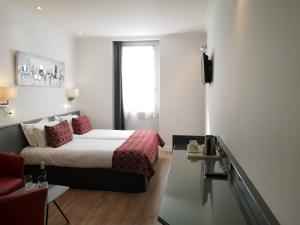 Кровать или кровати в номере Hotel Boréal Nice