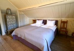 Un pat sau paturi într-o cameră la Dufweholms Herrgård