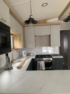 Kuchyň nebo kuchyňský kout v ubytování Swift Bordeaux Sea View No 3