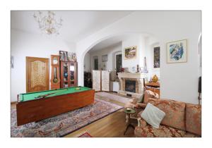 sala de estar con mesa de billar y sofá en Villa Aimée Luxury Apartments with Heated Pool, en Vals-les-Bains