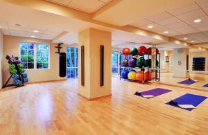 ein Fitnessstudio mit Yogamatten und Pilates-Geräten in der Unterkunft The Don CeSar in St Pete Beach