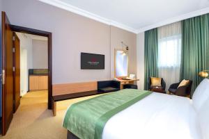 Postel nebo postele na pokoji v ubytování M Hotel Al Dana Makkah by Millennium