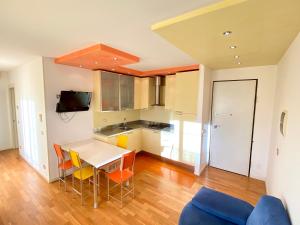 リド・ディ・イエゾロにあるAppartamenti Cristina Carraro Immobiliare - Family Apartmentsのキッチン(テーブル、椅子付)