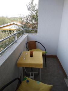 a small table and chairs on a balcony at Studio Jasna in Brzac