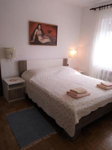 - une chambre avec un lit et une peinture murale dans l'établissement Studio Jasna, à Brzac