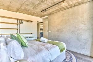 Ένα ή περισσότερα κρεβάτια σε δωμάτιο στο Modern, chic, urban unit with breath-taking views!
