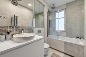Kylpyhuone majoituspaikassa Dom & House - Apartments Parkur Sopot