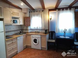 A kitchen or kitchenette at Hotel Apartamentos Melihah