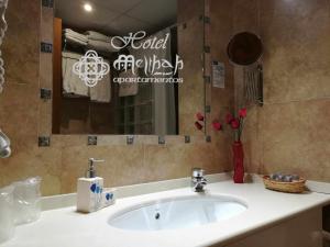 A bathroom at Hotel Apartamentos Melihah