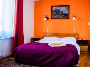 sypialnia z łóżkiem z dwoma ręcznikami w obiekcie Zajazd Zacisze w Rymanowie-Zdroju