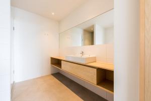 La salle de bains est pourvue d'un lavabo et d'un miroir. dans l'établissement Houthavens Apartments, à Amsterdam