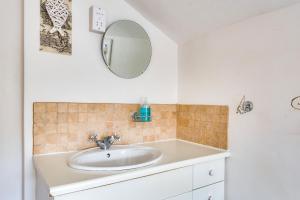 a bathroom with a sink and a mirror at Cosy Victorian Terrace house in Jericho in Oxford +29 photos