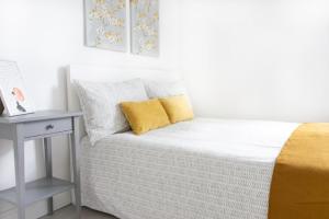 A bed or beds in a room at Trustay Serviced Apartments - Shoreditch