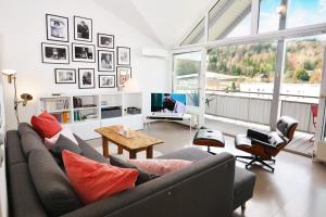 a living room with a couch and a table at Ferienwohnung Sommer - mit privatem Seezugang in Seeboden