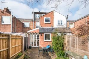 an exterior view of a brick house with a fence at Characterful & Cosy Jericho House (sleeps up to 8) in Oxford