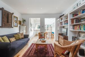 a living room with a couch and a table at Characterful & Cosy Jericho House (sleeps up to 8) in Oxford