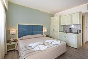 מיטה או מיטות בחדר ב-Princess Irini Sea Front ApartHotel