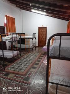 سرير بطابقين أو أسرّة بطابقين في غرفة في Alberg Enric d'Ossó