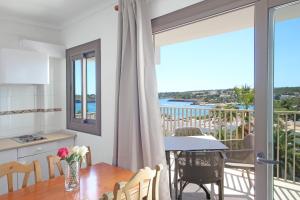 kuchnia i jadalnia z widokiem na ocean w obiekcie Aparthotel Niu d´Aus w mieście Portopetro
