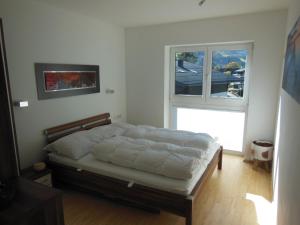 シュラートミンクにあるAppartement Silencio by Schladmingurlaubのベッドルーム(ベッド1台、窓付)