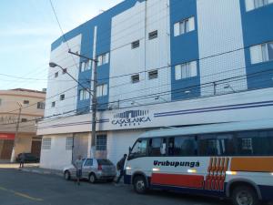 オザスコにあるCasablanca Hotel Osascoのバスが建物の前に停まっている