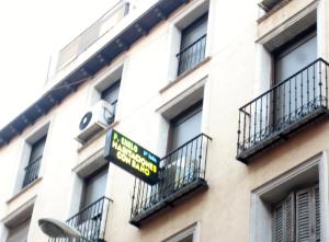 un edificio con balcones y letreros en la calle en CH Chelo en Madrid