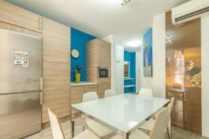 Kuchyňa alebo kuchynka v ubytovaní Beautiful flat with balcony and wifi in Málaga Center