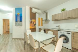 Kuchyňa alebo kuchynka v ubytovaní Beautiful flat with balcony and wifi in Málaga Center